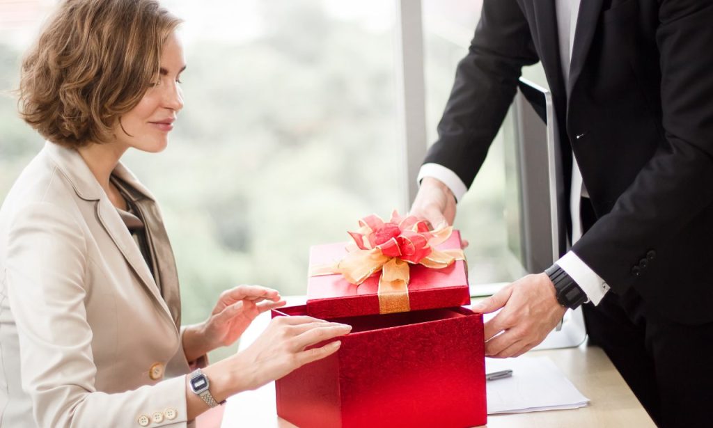 $100 gift ideas for employees